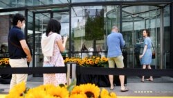 Prvi posjetitelji dolaze u Muzej Van Gogha u Amsterdamu, Nizozemska 1. juna 2020.