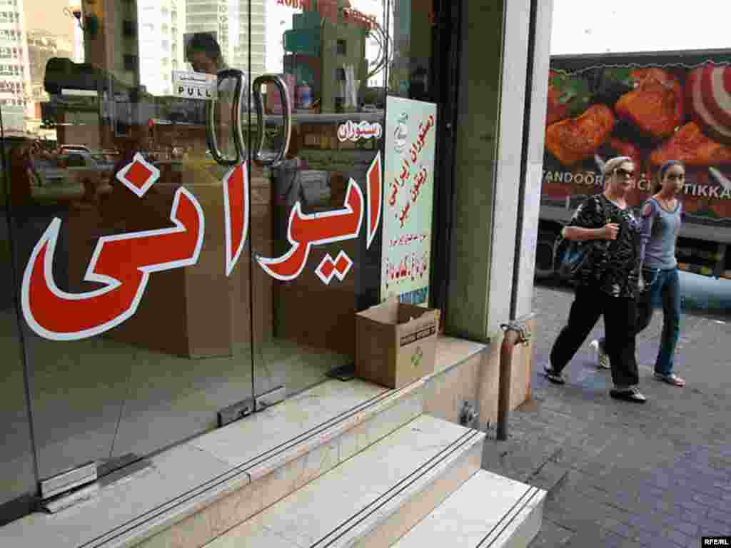 یک سوپر مارکتی ایرانی در مرکز شهر دبی که ماهی قرمز، سبزه و همه وسایل سفره هفت سین را می فروشد.
