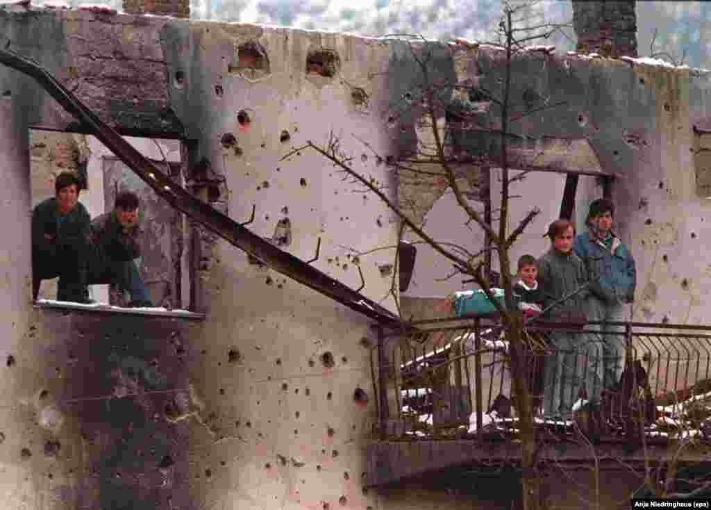 Residents of the&nbsp;Bosniak enclave of&nbsp;Gorazde watch&nbsp;the return of the first refugee convoy to their village on&nbsp;December 30,&nbsp;1995.&nbsp;Gorazde had been cut off from the outside world for years and experienced some of the worst fighting during the Bosnia war.