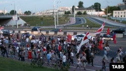 Сторонники оппозиции направляются к СИЗО. Минск, 17 августа 2020 года.