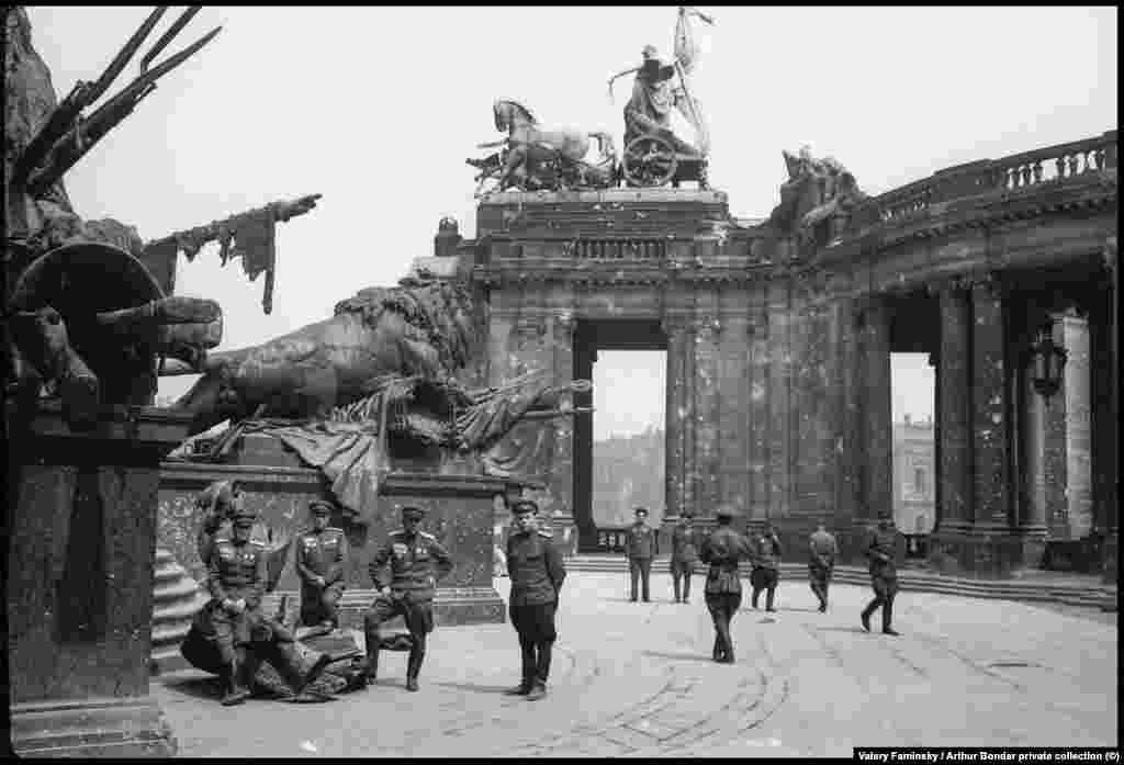 Съветски офицери на монумента на Кайзер Вилхелм през май 1945 г. По-късно той е разрушен от източногерманското комунистическо правителство. &nbsp;