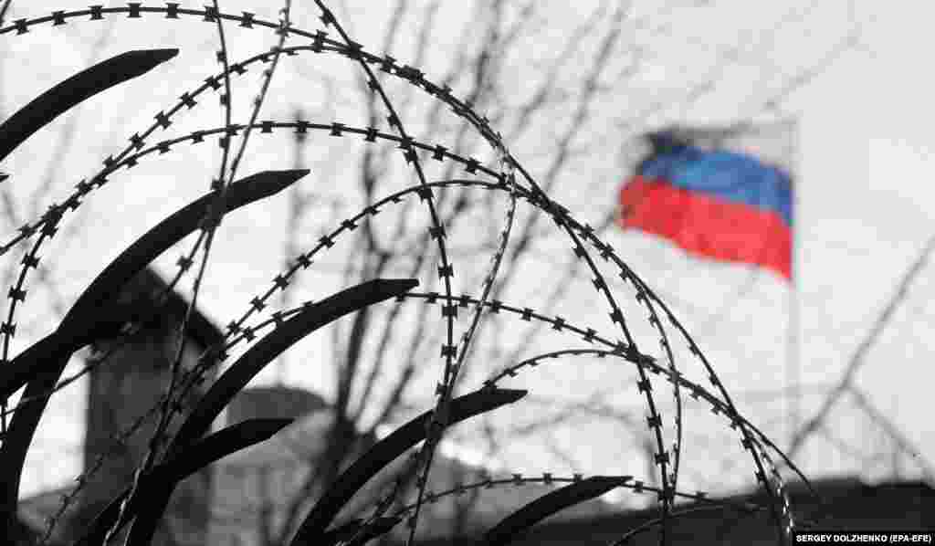 ЕУ - Европската унија едногласно донесе одлука да воведе нови санкции против Русија поради нејзиното признавање на сепаратистичките региони во источна Украина и распоредувањето војници таму.
