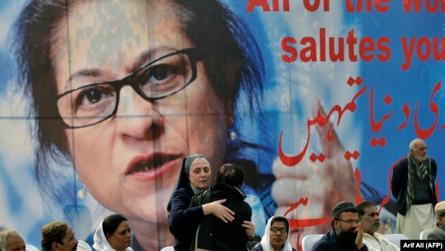 Pakistani colleagues of lawyer and rights advocate Asma Jahangir mourn during her funeral in Lahore, February 13, 2018