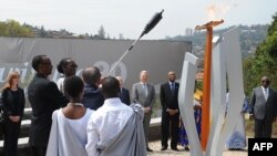 Руанда президенті Пол Кагаме (сол жақтан екінші) геноцид құрбандарын еске алуға арналған жиында. Кигали, 7 сәуір 2014 жыл.