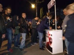 Građani na protestu potpisuju peticiju za puštanje na slobodu uzbunjivača iz fabrike Krušik, Aleksandra Obradovića