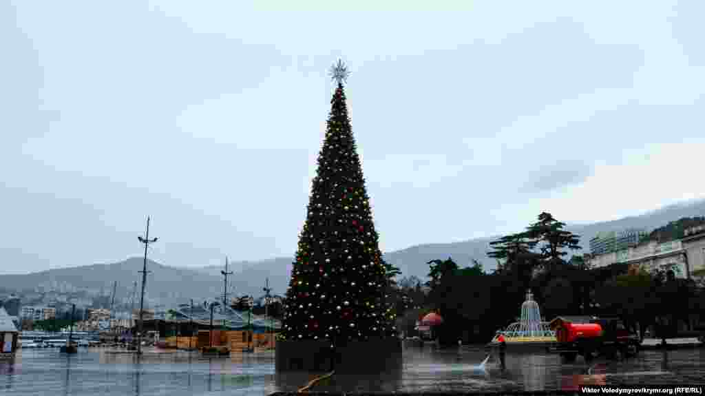 Главный символ праздника &ndash; новогодняя елка на набережной Ялты