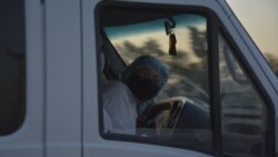 Жедел жәрдем көлігінде отырған медицина қызметкері. Жамбыл облысы, 1 маусым 2020 жыл.