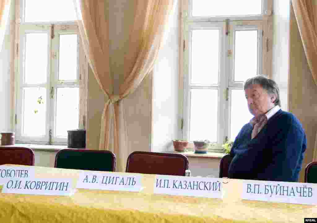 Председатель Объединения скульпторов Иван Казанский перед пресс-конференцией
