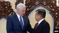 Вице-президент США Майкл Пенс и вице-президент Индонезии Юсуф Калла, 20 апреля 2017 года 