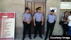 "Qanun" nəşriyyatının önündə polislər