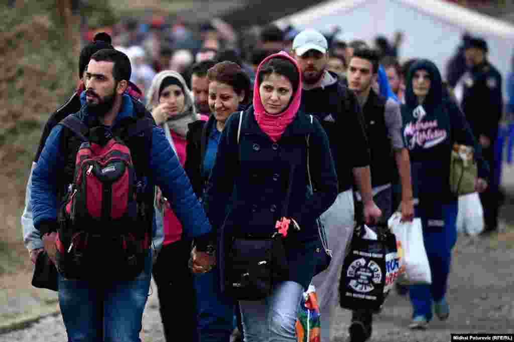 Izbjeglice sa Bliskog istoka šetaju prihvatnim centrom Opatovac, pored grada Tovarnik u Hrvatskoj. Ovdje se vrši registracija izbjeglica koje su iz Srbije došle u Hrvatsku. Nakon registracije izbjeglice nastavljaju put prema Sloveniji, većina izbjeglica želi da stigne u Njemačku.