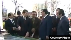 Бабак Занджани и президент Таджикистана Эмомали Рахмон во время церемонии открытия “Asian Express Terminal” в Душанбе