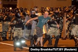 Manifestant reținut de forțele de ordine la Minsk, 9 august 2020.