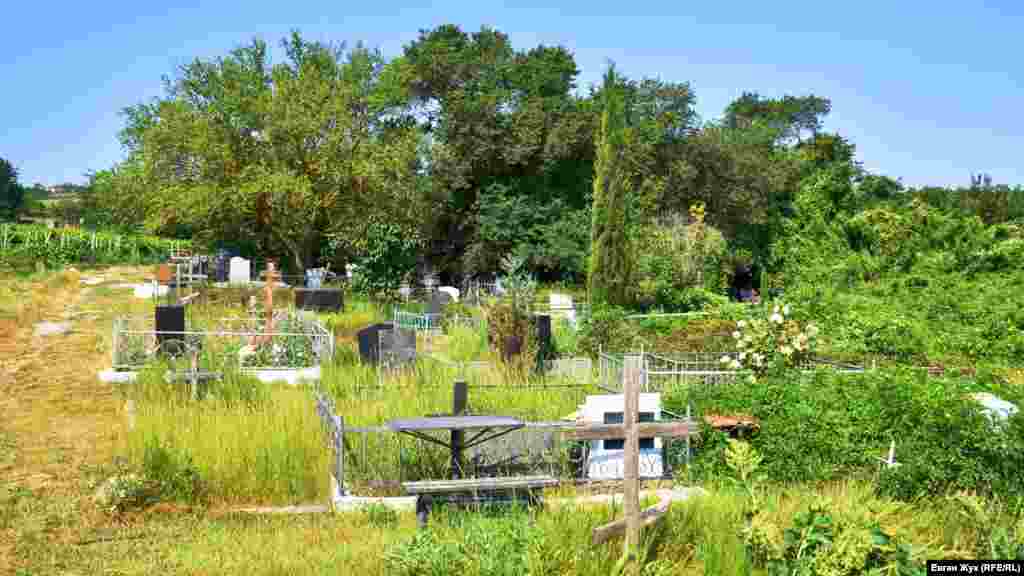 На окраине &ndash; небольшое сельское кладбище