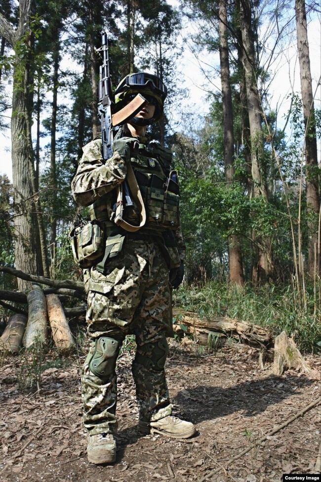 Японский косплейщик в форме солдата украинской армии