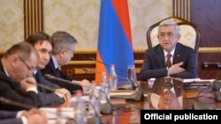 Armenia - President Serzh Sarkisian meets with Prime Minister Karen Karapetian and other senior officials in Yerevan, 27 February 2018.