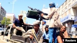 FILE PHOTO: Government soldiers ride on the back of a patrol truck on a street where people demonstrated against the deterioration of Yemen's economy and the devaluation of the local currency in Taiz, Yemen October 6, 2018. REUTERS/Anees Mahyoub/File Photo