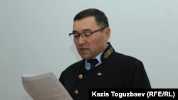 Судья военного суда Алматинского гарнизона Ралат Болатхан оглашает приговор в отношении бывшего военнослужащего Бактыгали Калдыбекова. Алматы, 15 июля 2019 года.