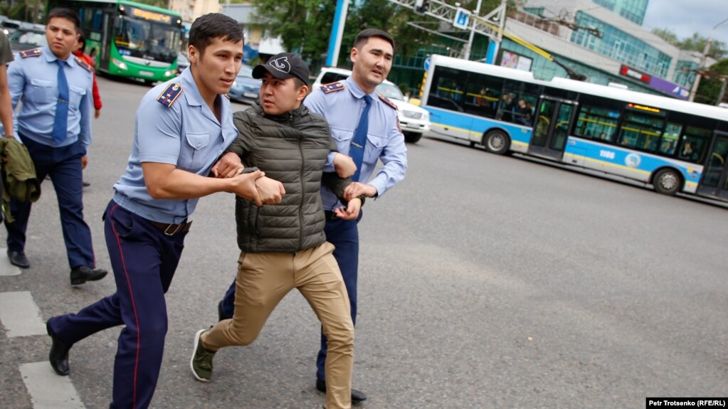 Полиция задерживает молодого мужчину в центре Алматы. 12 июня 2019 года. На следующий день председатель комитета административной полиции МВД Максат Байболов сказал в Нур-Султане, что днем ранее его коллеги никого не задерживали. 