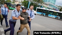 Полиция задерживает молодого мужчину в центре Алматы. 12 июня 2019 года.