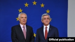 Armenia - President Serzh Sarkisian (R) and Piotr Switalski, head of the EU Delegation in Armenia, pose for a photograph at the EU office in Yerevan, 7Jun2016.