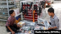 کورنۍ دې ماشومانو ته د پلاستیکي وسلو او پټاقیو د اخیستلو اجازه نه‌ورکوي.