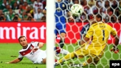 Марио Гетце забивает гол в ворота аргентской сборной во время финала чемпионата мира.