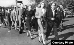 Акция протеста звезд Голливуда против комитета по расследованию антиамериканской деятельности. Колонна во главе с Хэмфри Богартом и его женой Лорен Бэколл идут на заседание комитета. Октябрь 1947 года, Вашингтон.