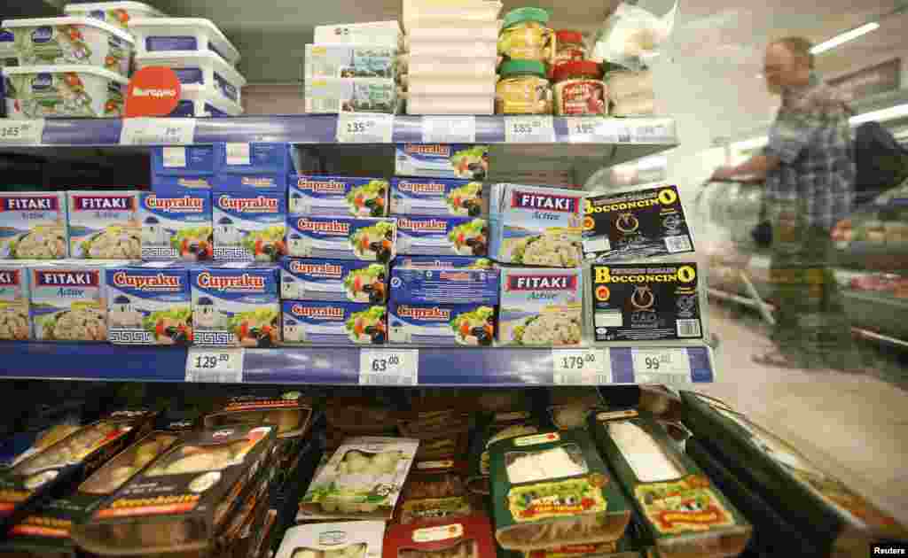 Россия представила 7 августа список запрещенных к ввозу на ее территорию продуктов. Ограничения коснулись поставок говядины, свинины, фруктов, птицы, сыров и молока из стран Евросоюза, США, Австралии, Канады и Норвегии. В российском правительстве эти меры назвали ответным шагом на санкции Запада, введенные против Москвы в связи с событиями в Украине.