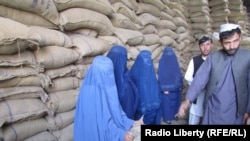 په افغانستان کې له اړمنو سره د نړیوالو مرستې- ارشیف