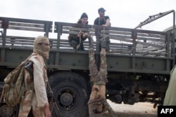 Боевики ИГИЛ в Сирии расправляются с пленным солдатом армии Башара Асада