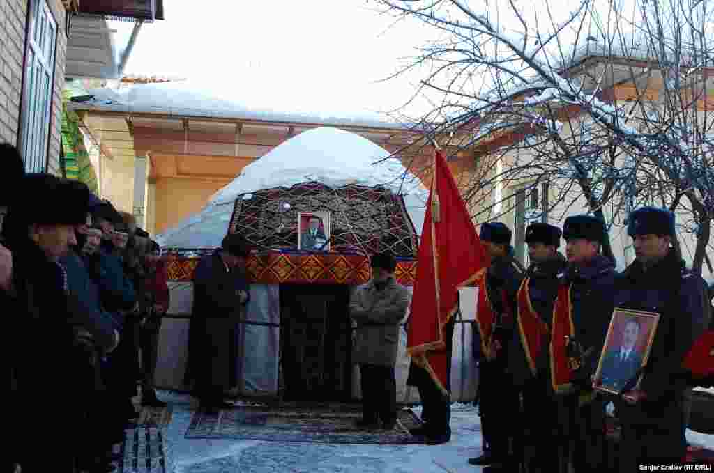 Толкунбек Шоноев ушул жылдын 24-февралында 36 жашка толмок. Маркумга полковник наамы мындан эки жума мурун берилген. 