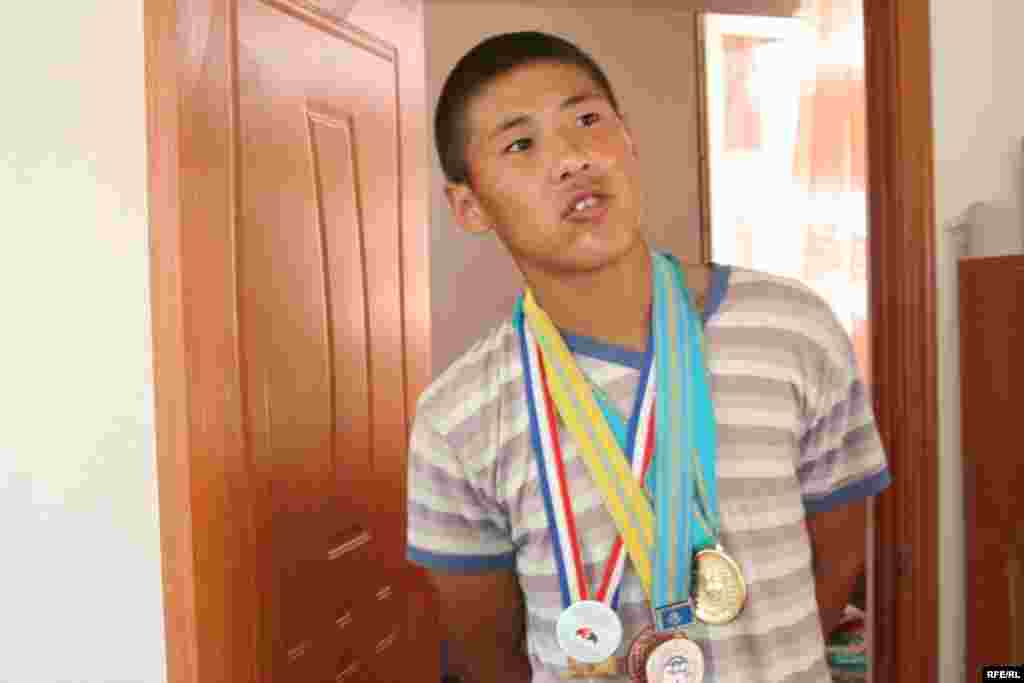 Один из жителей нового микрорайона Айдарлы Айтбаев, чемпион Казахстана по вольной борьбе. 11 июля 2009 года.
