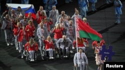 Сборная Беларуси на церемонии открытия Паралимпийских игр на стадионе «Маракана» в Рио. Один из участников сборной идет в флагом России. 7 сентября 2016 года.