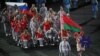 Российский флаг у члена белорусской делегации на открытии Паралимпиады в Бразилии