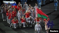 Российский флаг у члена белорусской делегации на открытии Паралимпиады в Бразилии