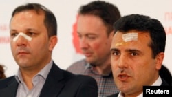 Makedoniya. Sosial demokrat lideri Zoran Zaev (sağda) və partiyanın digər fəalları, 28 April, 2017