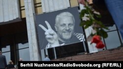 Падчас цырымоніі разьвітаньня з Паўлам Шараметам у Кіеве. 22 ліпеня 2016 году 