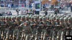 Украинские военнослужащие на Марше независимости в Киеве
