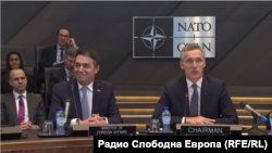 Nikola Dimitrov (solda) və Jens Stoltenberg