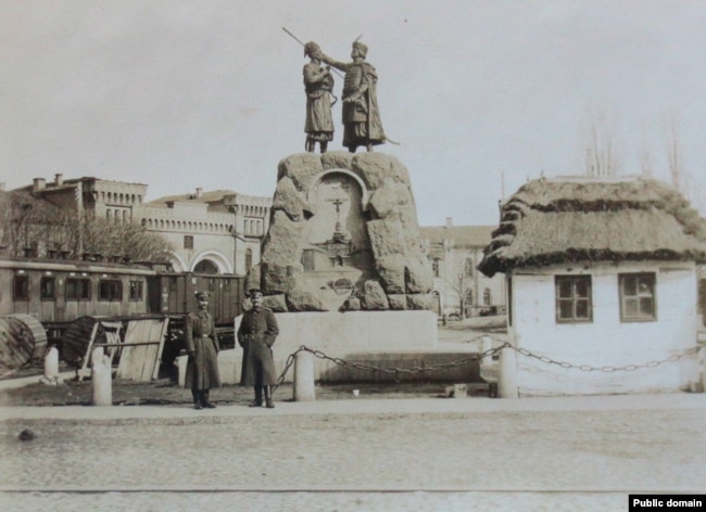Німецькі військові біля пам’ятника Кочубею та Іскрі, весна 1918. Тепер на цьому постаменті наразі залишається пам’ятний знак – гірська гармата – на честь робітників заводу «Арсенал», які підняли повстання проти Централь-ної Ради