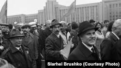 Мітынг на плошчы Незалежнасьці. Менск, 1991 год, фота Сяргея Брушко