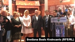 Marija Zaharova, portparolka Ministarstva inostranih poslova Rusije, okružena poslanicima državnog pralamenta tokom posete Srbiji 10. avgusta 2018. 