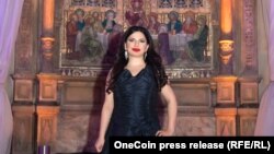 Ружа Игнатова в рекламна снимка на OneCoin.