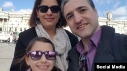 حامد اسماعیلیون همراه با همسر و دخترش. خانواده وی در پرواز هواپیمای اوکراینی جان خود را از دست دادند.
