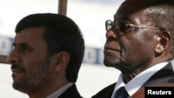 رابرت موگابه و محمود احمدی‌نژاد طی دیدار رئیس‌جمهوری پیشین ایران از زیمبابوه در سال ۲۰۱۰