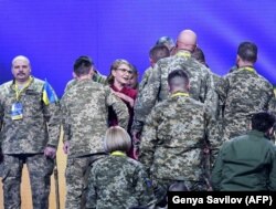 Юлия Тимошенко приветствует ветеранов конфликта на востоке Украины