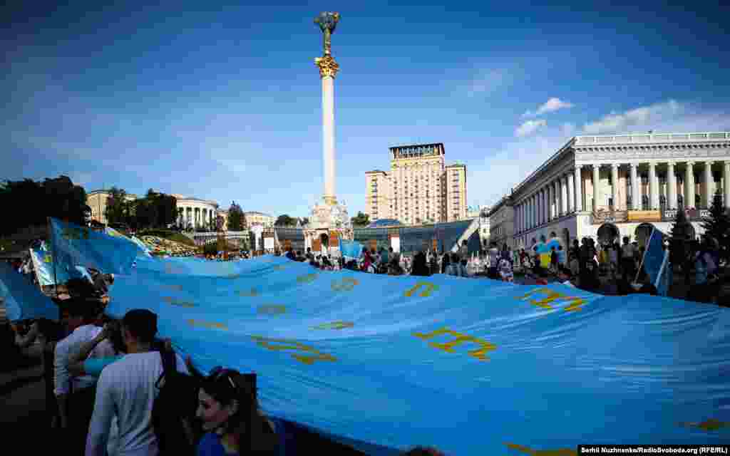 Қырым татарлары туы күніне байланысты өткізілген шеруге қатысушылар&nbsp;Киевтегі Тәуелсіздік алаңында.