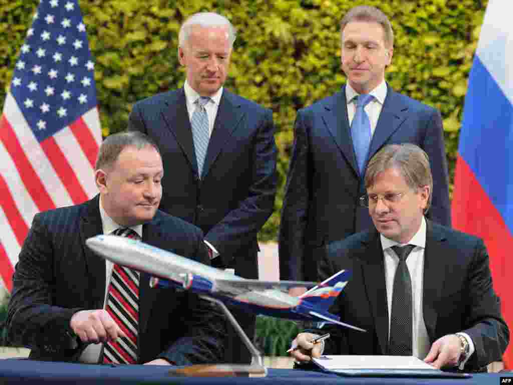 Nënshkrimi i marrëveshjes së kompanisë Aeroflot dhe prodhuesit amerikan të aeroplanëve, Boeing, Moskë 9 mars 2011.