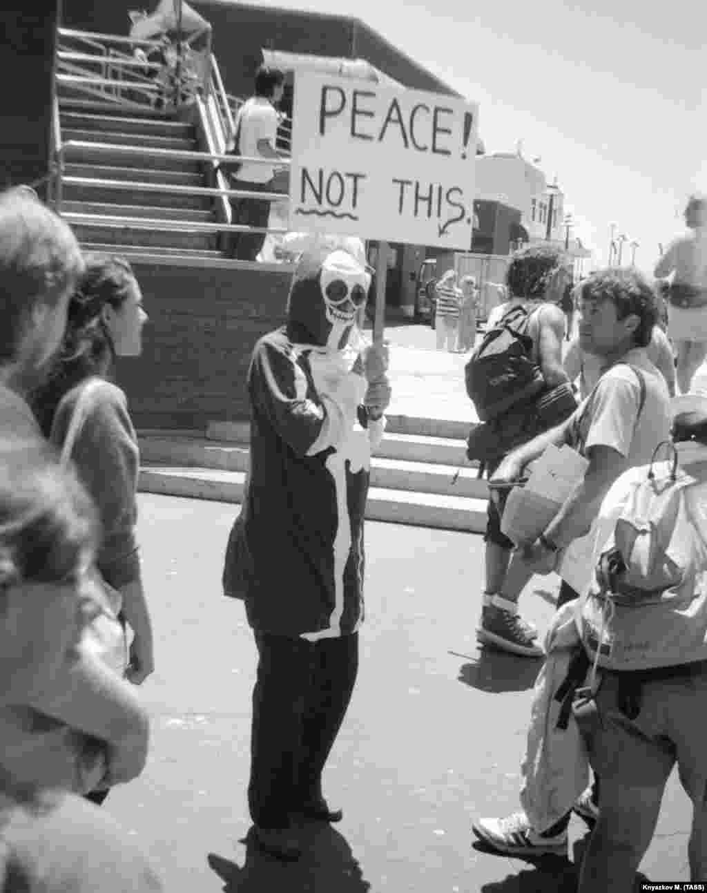 An antiwar protester in Santa Cruz, California, in 1988.